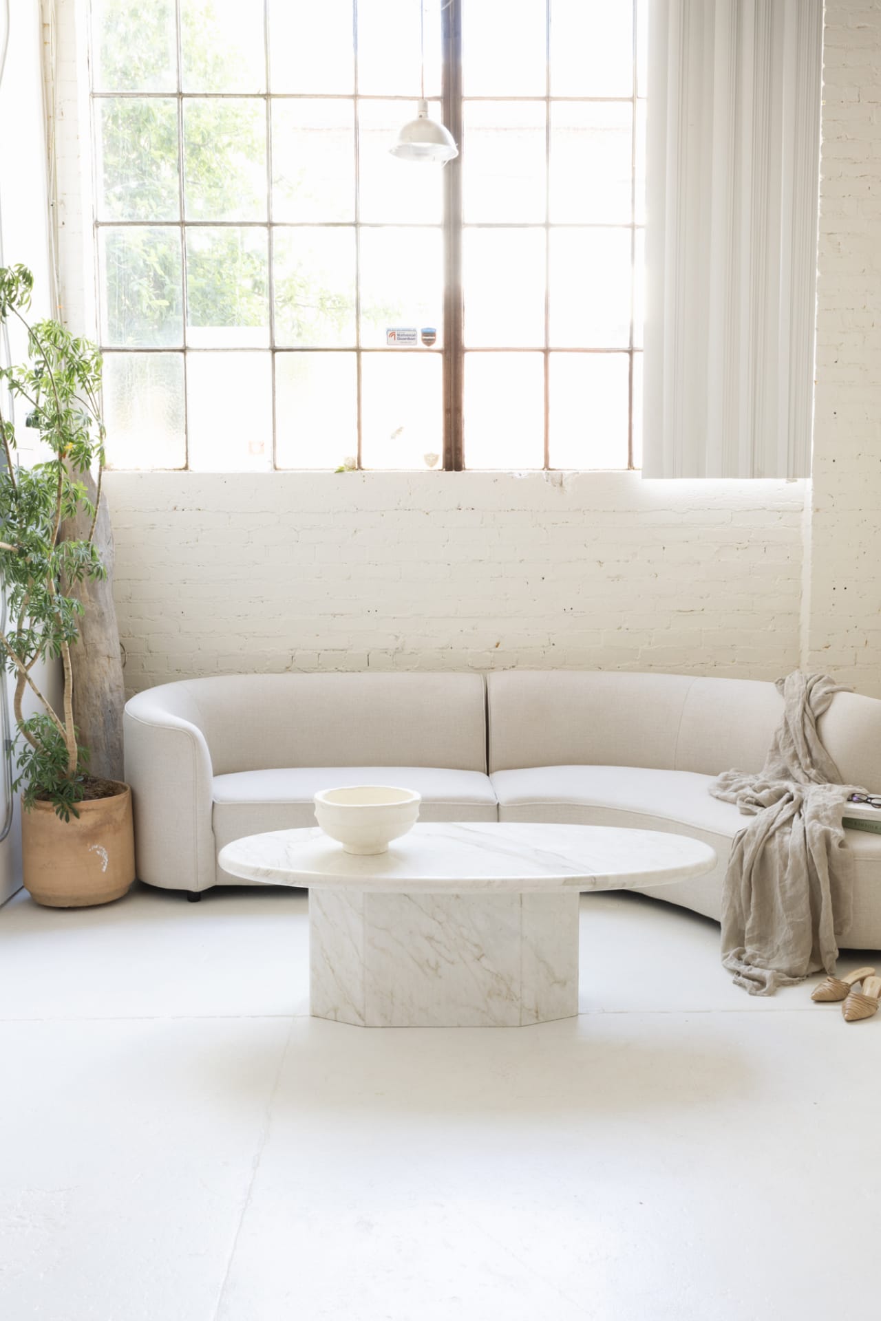 DIY decor tips DIY decor tips: Elegant white sofa and table with a minimalist bowl centerpiece